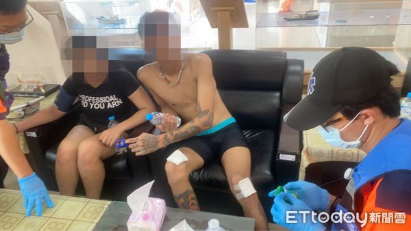 ▲台南安平外海3名遊客不慎遭離岸流捲走，海巡署第四海巡隊沿岸巡邏艇即時發現救援上艇。（記者林東良翻攝，下同）