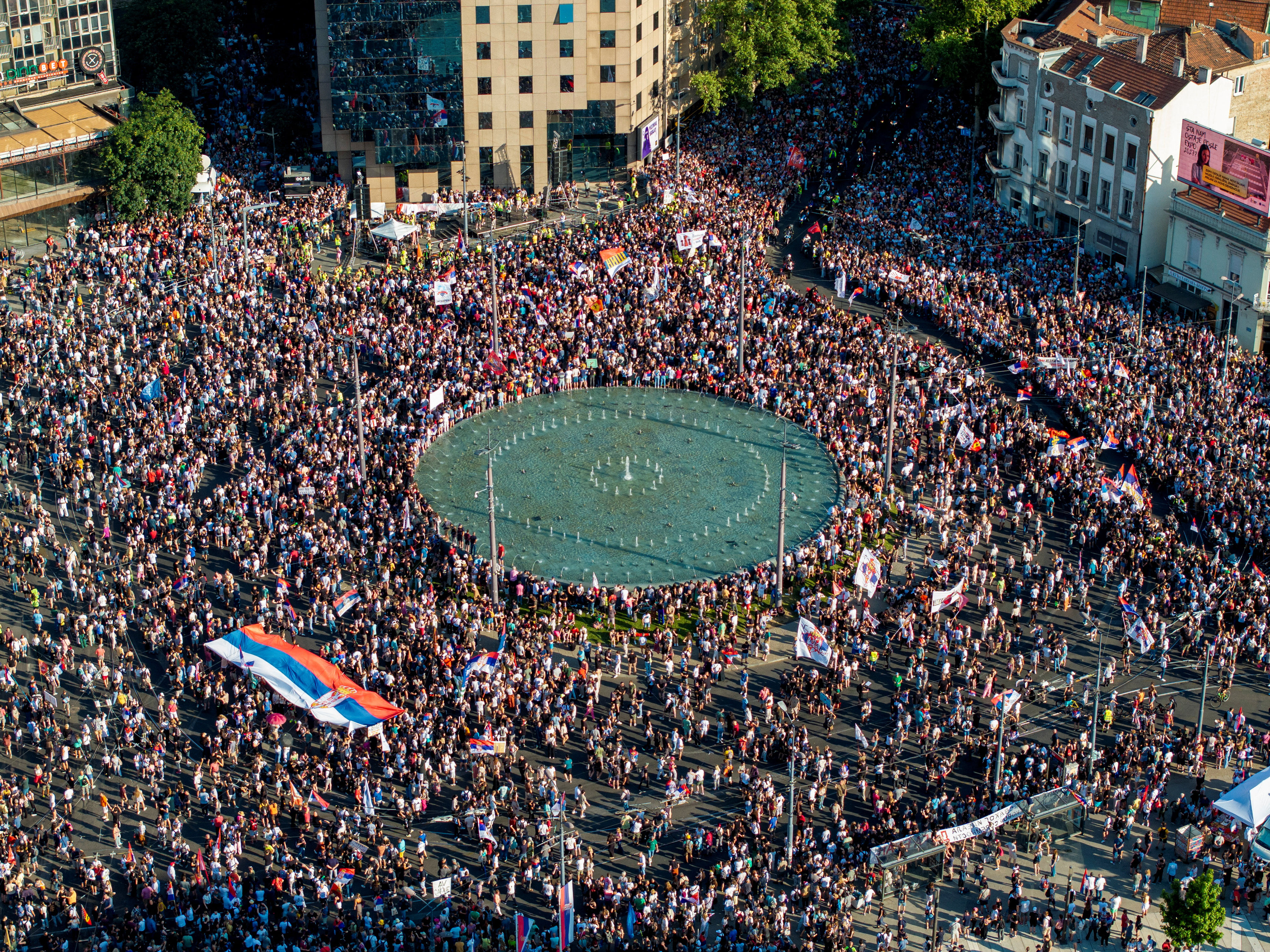 ▲▼數以萬計抗議群眾28日湧入塞爾維亞首都貝爾格勒，要求提前舉行大選。（圖／路透）