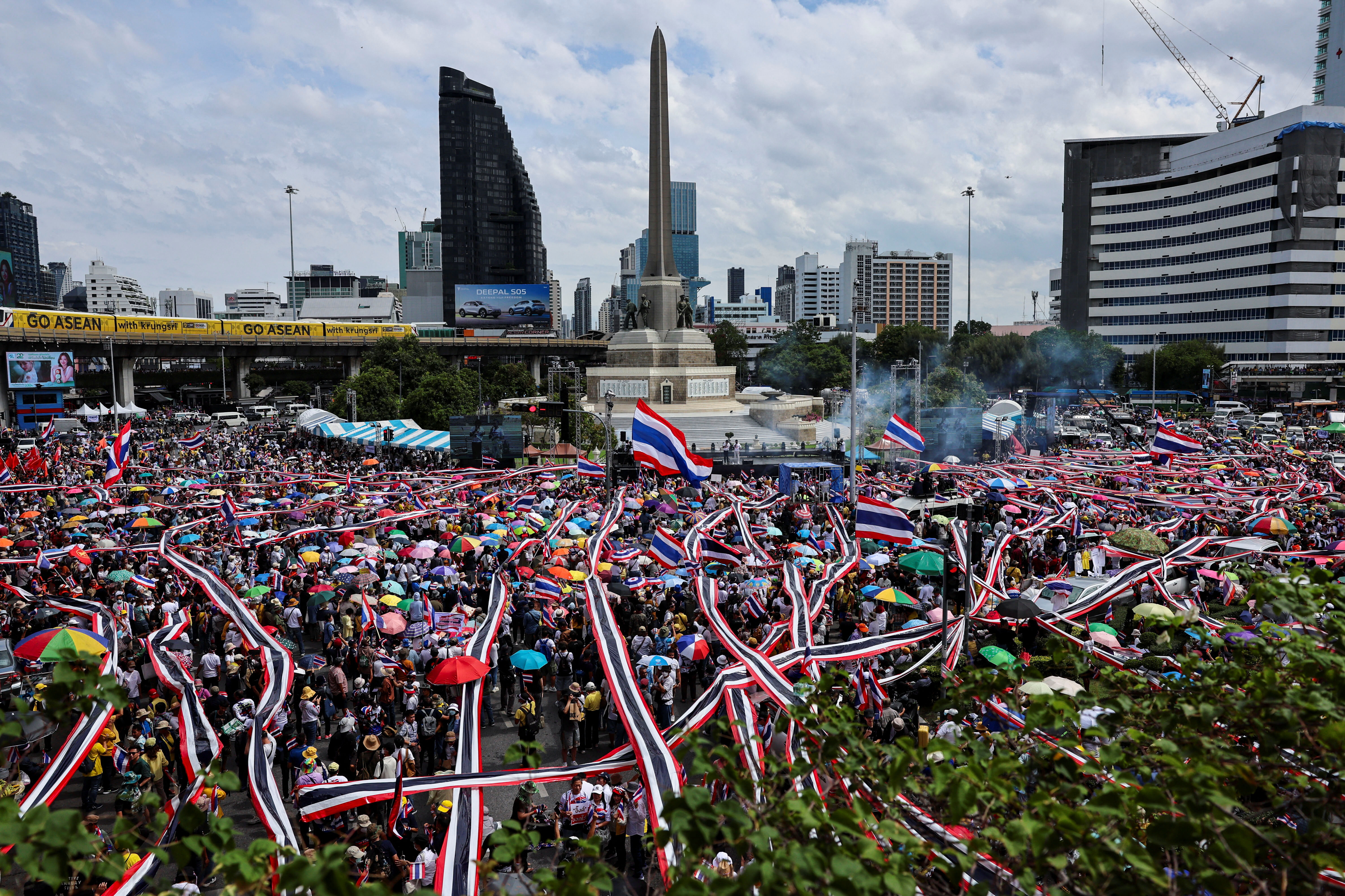 ▲▼泰國總理貝東塔和柬埔寨前總理洪森關於邊境爭議的錄音對話外流後引眾怒，上萬民眾28日集結在勝利紀念碑周圍，要求總理貝東塔下台。（圖／路透）