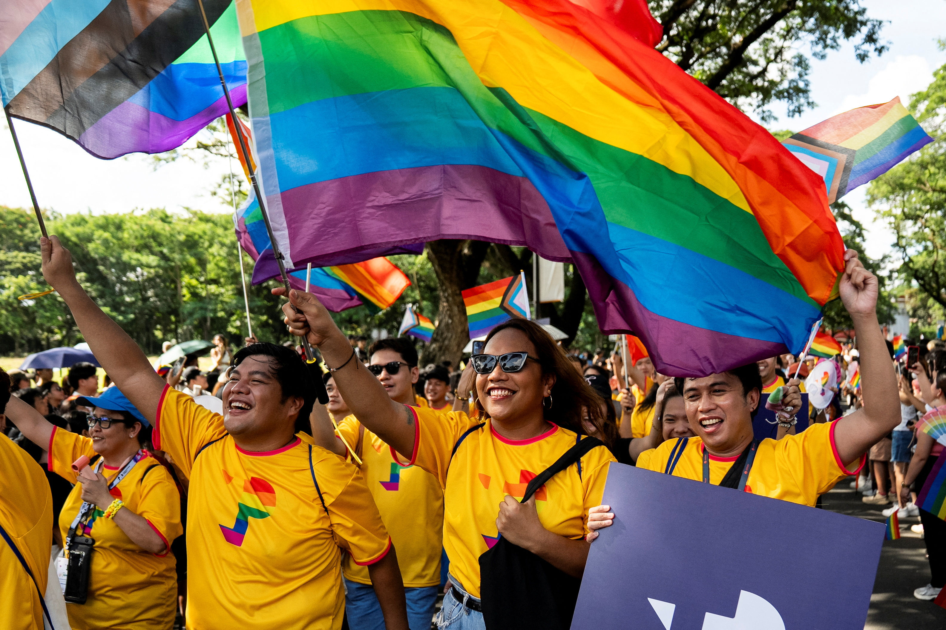 ▲▼菲律賓馬尼拉大都會奎松市28日「驕傲遊行」，變裝皇后出場。（圖／路透）