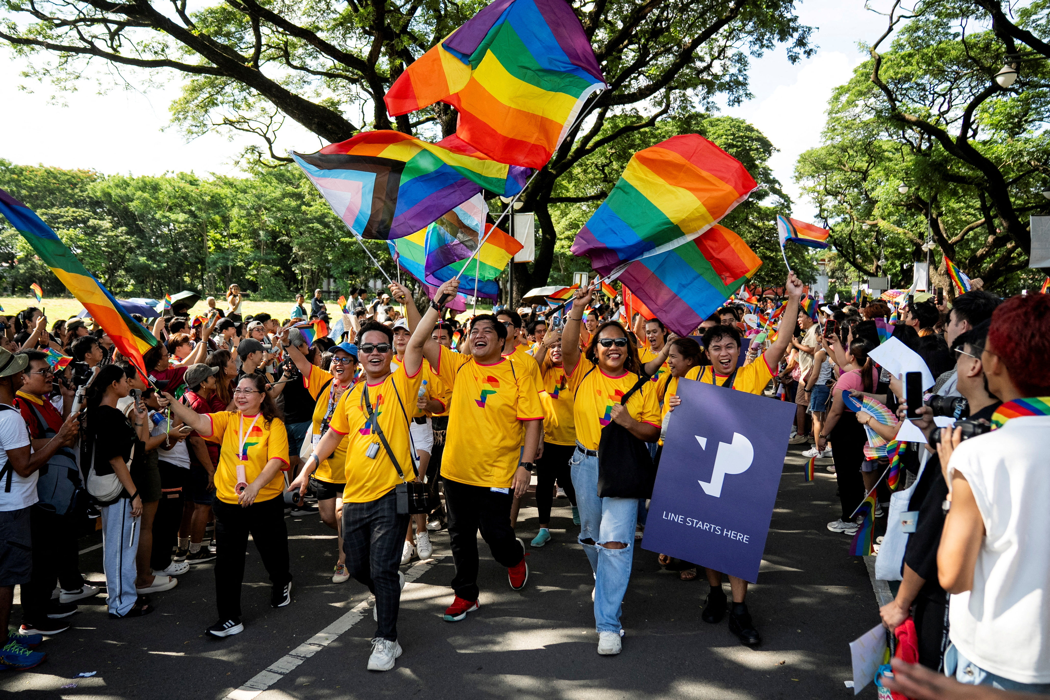 ▲▼菲律賓馬尼拉大都會奎松市28日「驕傲遊行」，變裝皇后出場。（圖／路透）