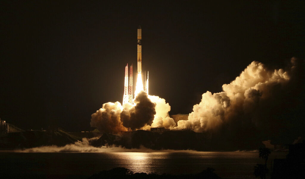 ▲▼日本29日凌晨在種子島宇宙中心成功發射搭載氣候觀測衛星的運載火箭H2A。（圖／達志影像／美聯社）