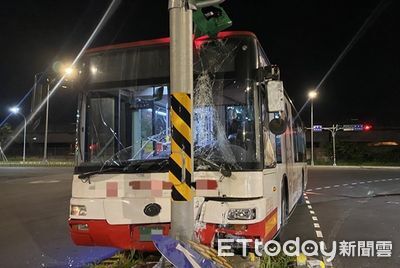桃園客運深夜「騎上」安全島　擋風玻璃全裂駕駛左手擦傷