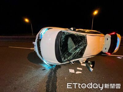 台74轎車深夜撞護欄翻覆！擋風玻璃全碎　23歲女疲勞駕駛釀禍