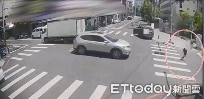 就差1秒!宜蘭學童闖紅燈過馬路險遭撞 駕駛驚:你不怕我很怕