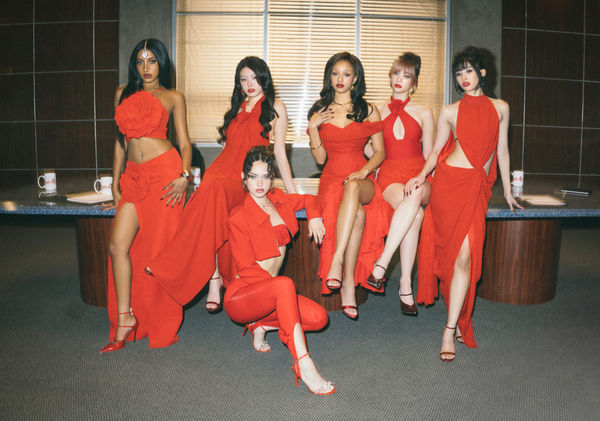 ▲KATSEYE與潔西卡艾芭。（圖／環球音樂提供）