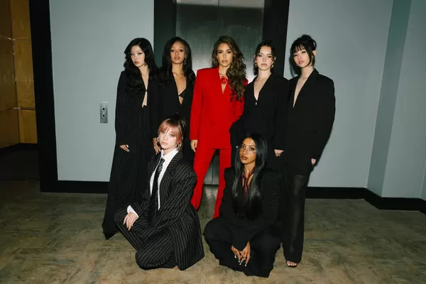 ▲KATSEYE與潔西卡艾芭。（圖／環球音樂提供）