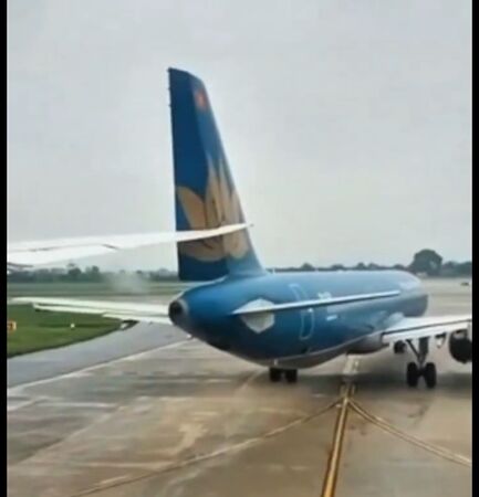 ▲越南航空班機發生碰撞事故，其中一架機尾直接切開。（圖／翻攝自X）