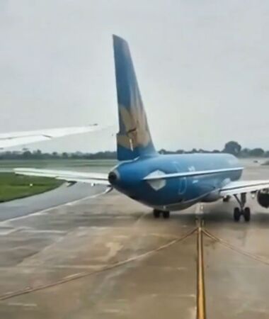 ▲越南航空班機發生碰撞事故，其中一架機尾直接切開。（圖／翻攝自X）