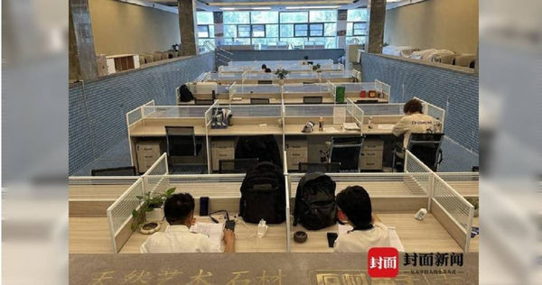 中國四川省成都一家裝潢公司的「爆改辦公室」在網路上掀起熱議。原來是一名員工拍片透露，公司將大樓的游泳池池水抽乾，然後往裡頭擺放了辦公桌，就開始安排員工坐在游泳池裡面上班。（圖／翻攝封面新聞）