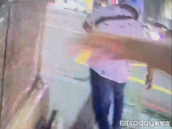 ▲因案遭通緝的蔡姓男子見警上前盤查翻身拔腿就跑。（圖／桃園警分局提供）