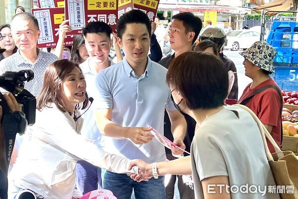 ▲蔣萬安陪同李彥秀走訪內湖737市場宣傳反罷免。（圖／記者鄭佩玟攝）