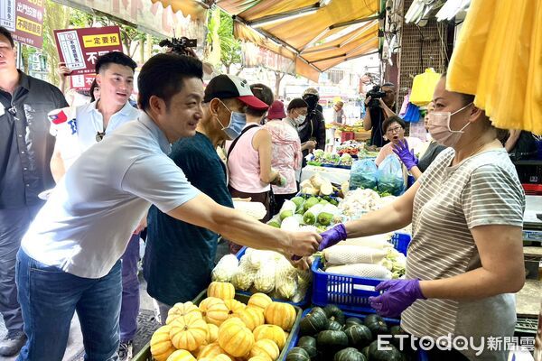 ▲蔣萬安陪同李彥秀走訪內湖737市場宣傳反罷免。（圖／記者鄭佩玟攝）