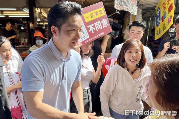 ▲蔣萬安陪同李彥秀走訪內湖737市場宣傳反罷免。（圖／記者鄭佩玟攝）