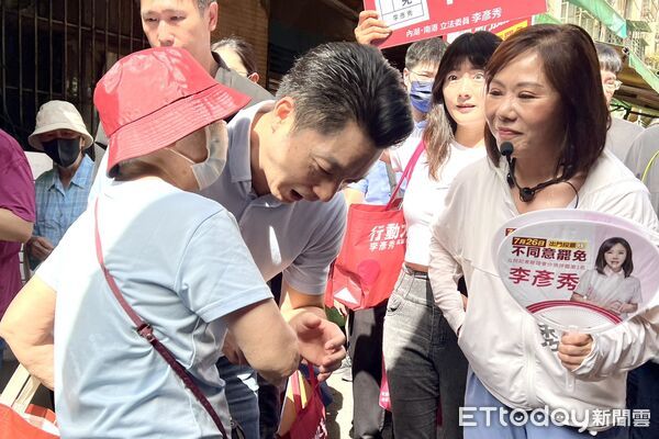 ▲蔣萬安陪同李彥秀走訪內湖737市場宣傳反罷免。（圖／記者鄭佩玟攝）