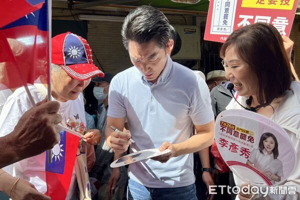 ▲蔣萬安陪同李彥秀走訪內湖737市場宣傳反罷免。（圖／記者鄭佩玟攝）