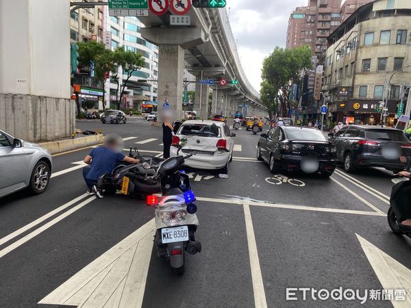 ▲▼林姓妻子抱著1歲女兒騰空飛起，監視器拍下驚險撞擊瞬間，簡女小客車車尾嚴重變形、車窗破裂             。（圖／記者陳以昇翻攝）