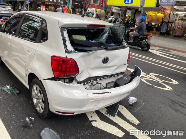 ▲▼林姓妻子抱著1歲女兒騰空飛起，監視器拍下驚險撞擊瞬間，簡女小客車車尾嚴重變形、車窗破裂             。（圖／記者陳以昇翻攝）