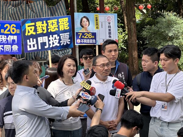 ▲侯友宜陪同王鴻薇宣傳反罷免。（圖／王鴻薇辦公室提供）