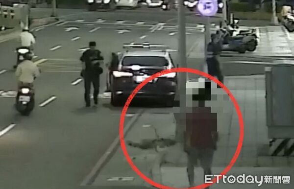 ▲▼黃姓男子帶著飼養的鵝外出散步，卻因未繫牽繩導致鵝隻突然衝上馬路，所幸被巡邏員警及時發現。（圖／記者吳世龍翻攝）