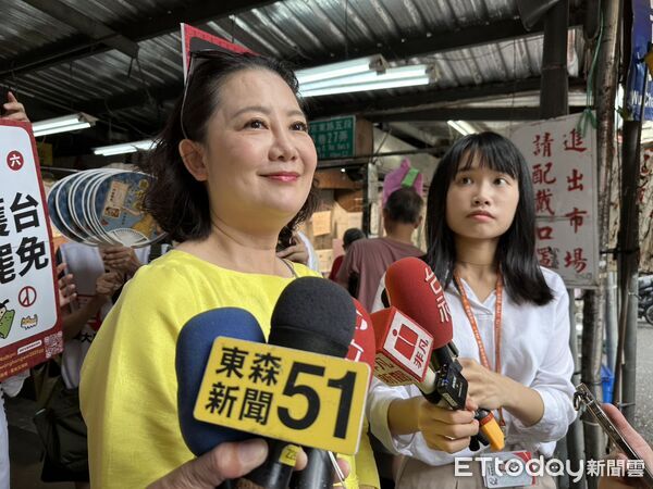 ▲▼民進黨立委吳思瑤同罷團「山除薇害」到武昌市場掃街宣傳罷免。（圖／記者詹詠淇攝）
