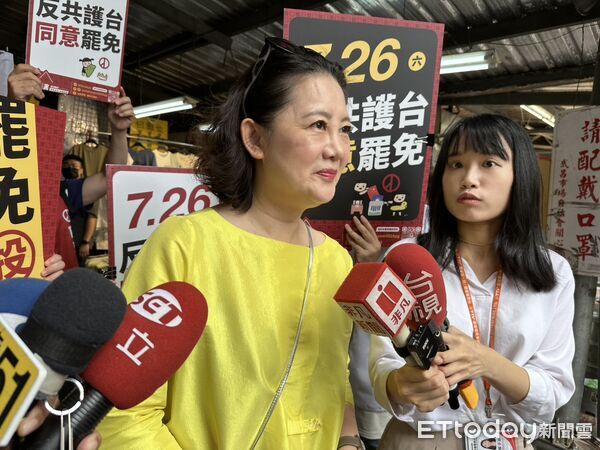 ▲▼民進黨立委吳思瑤同罷團「山除薇害」到武昌市場掃街宣傳罷免。（圖／記者詹詠淇攝）