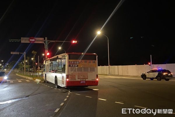 黃姓駕駛營業大客轉彎時不慎撞上安全島號誌。（圖／中壢警分局提供）