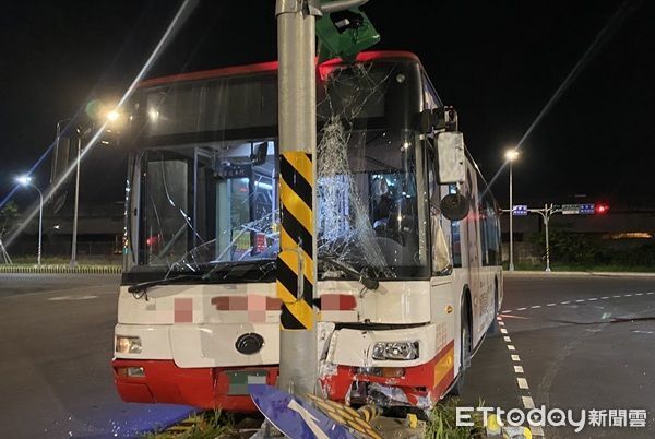 ▲▼造成客車頭受損車窗破裂，號誌被撞壞。（圖／中壢警分局提供）