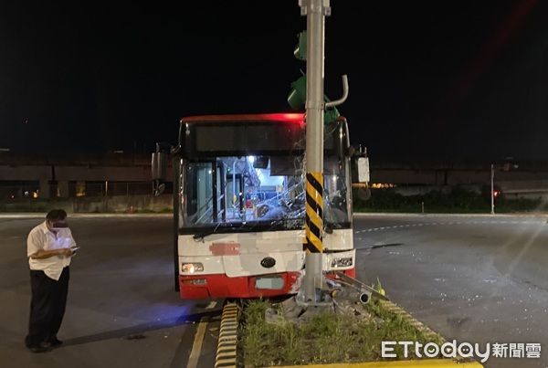 ▲▼造成客車頭受損車窗破裂，號誌被撞壞。（圖／中壢警分局提供）