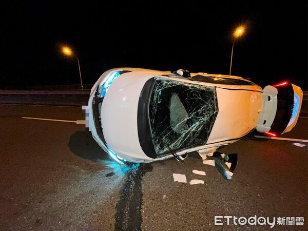 ▲▼23歲黃姓女子駕駛自小客車在台74線自撞護欄翻車。（圖／記者游瓊華翻攝)