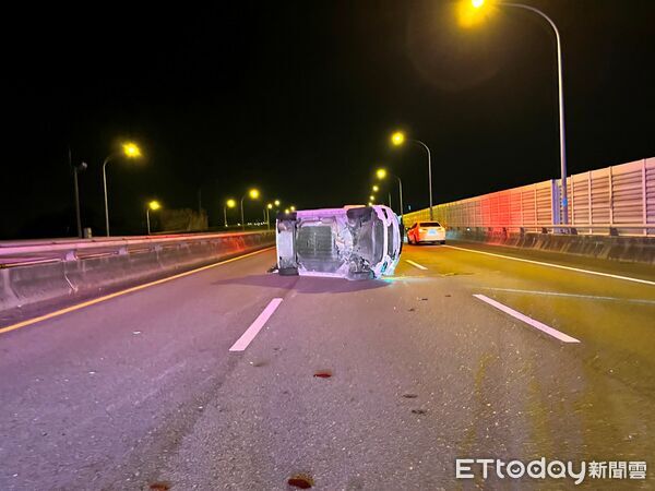 ▲▼23歲黃姓女子駕駛自小客車在台74線自撞護欄翻車。（圖／記者游瓊華翻攝)