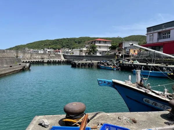 ▲龍洞漁港,阿義海鮮商店,龍洞岬步道之海蝕洞,龍洞岬步道。（圖／新北市漁業處提供）