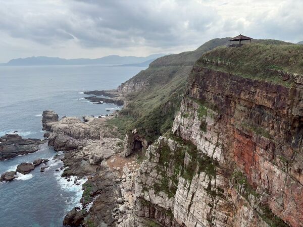 ▲龍洞漁港,阿義海鮮商店,龍洞岬步道之海蝕洞,龍洞岬步道。（圖／新北市漁業處提供）