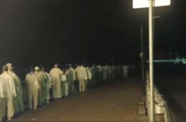 ▲▼廣州50白衣人「凌晨夜行」　神秘「辟穀」嚇壞路人。（圖／翻攝微博）