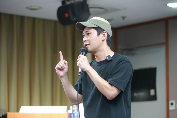 ▲黃迪揚在「台語台表演班」擔任客座講師。（圖／公視台語台提供）