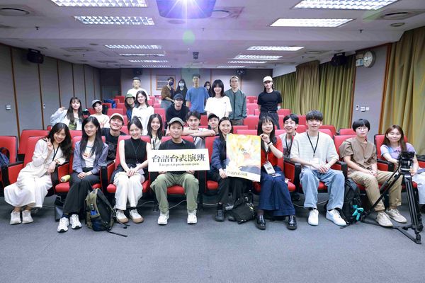 ▲黃迪揚在「台語台表演班」擔任客座講師。（圖／公視台語台提供）