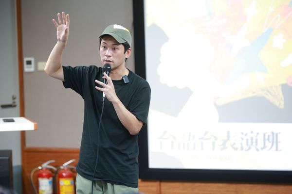 ▲黃迪揚在「台語台表演班」擔任客座講師。（圖／公視台語台提供）