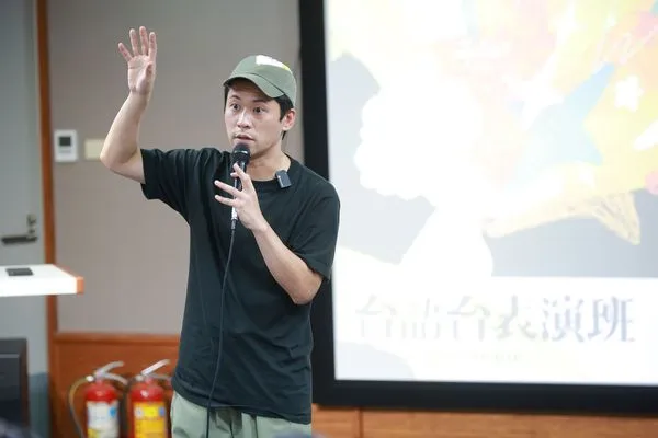 ▲黃迪揚在「台語台表演班」擔任客座講師。（圖／公視台語台提供）