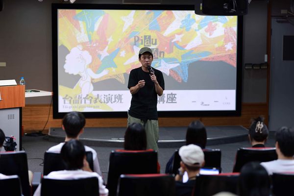 ▲黃迪揚在「台語台表演班」擔任客座講師。（圖／公視台語台提供）