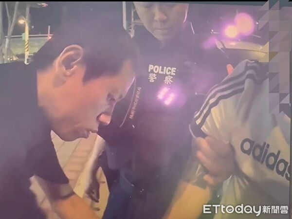 ▲吳姓男子無照騎機車，心虛拒檢狂喊：「不要碰我！我害怕！我沒犯罪」。（圖／桃園警分局提供下同）