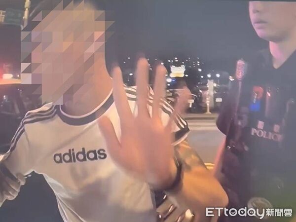 ▲吳姓男子無照騎機車，心虛拒檢狂喊：「不要碰我！我害怕！我沒犯罪」。（圖／桃園警分局提供下同）