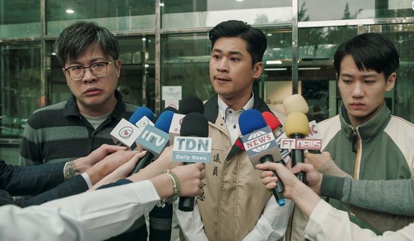 ▲黃迪揚在《火神的眼淚》中飾演「讓人壓力山大」的議員。（圖／公視提供）