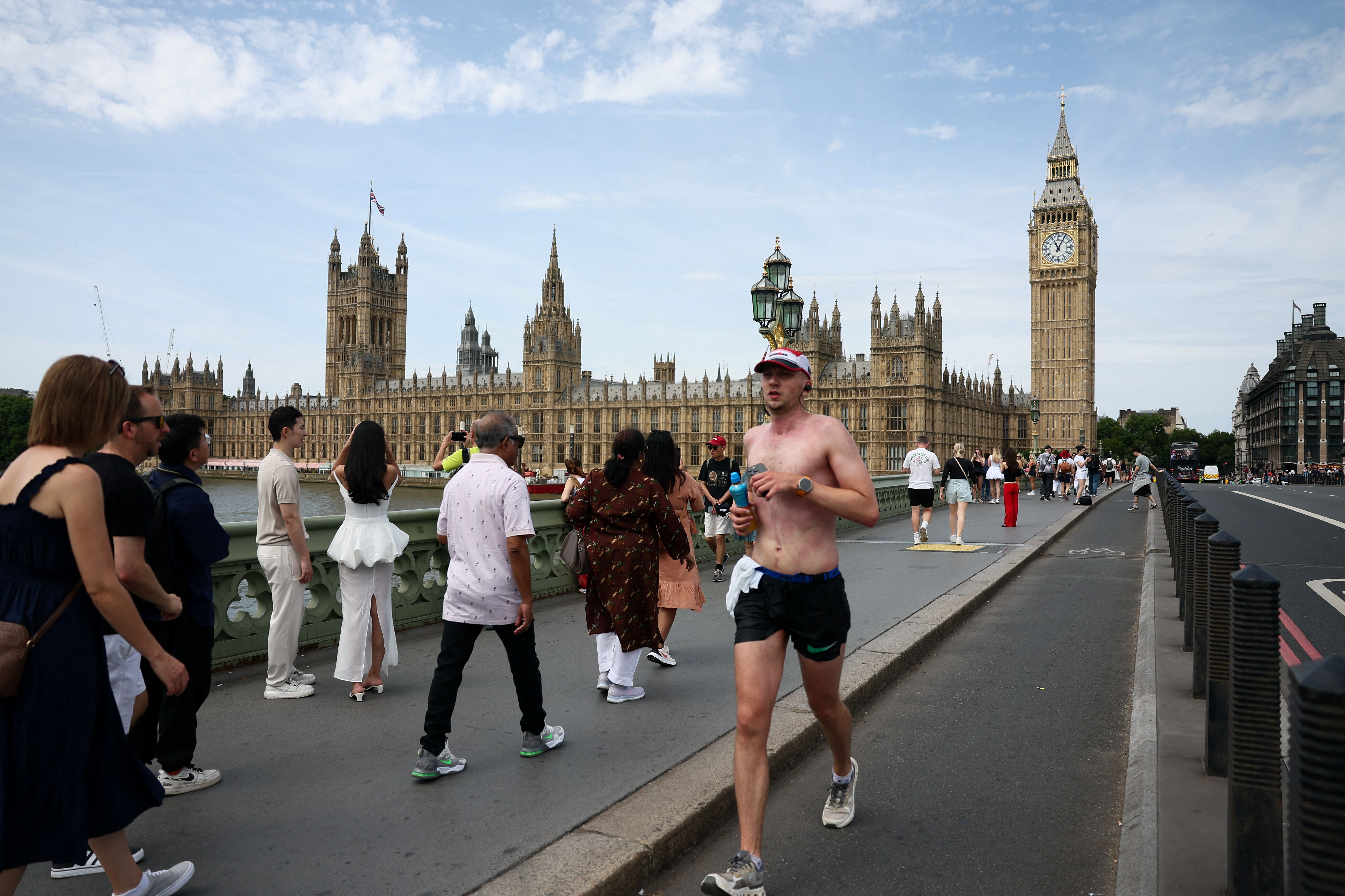 ▲▼英國倫敦可能高溫飆破35度，民眾在西敏寺慢跑。（圖／路透）