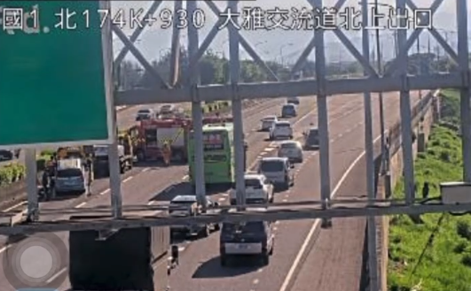 ▲▼國1北台中中清交流道1客運與4小客發生碰撞。（圖／記者鄧木卿翻攝）