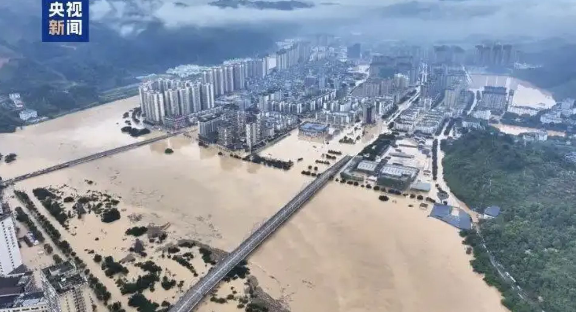 ▲洪峰過境時，榕江縣城全城泡在水裡。（圖／翻攝央視）