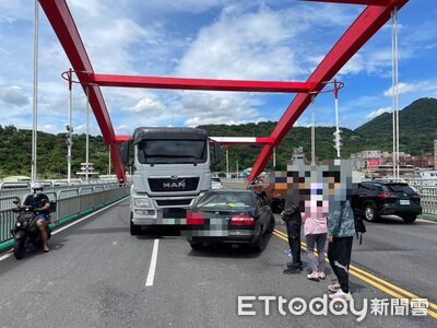 關渡大橋砂石車變換車道碰撞！小客車原地旋轉180度畫面曝