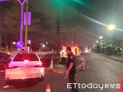 小港沿海路又出事！轎車不明原因自撞2傷　輪胎噴飛砸中無辜車　