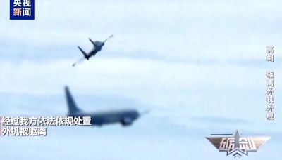 陸「首次」釋出殲-16驅離外機畫面　平行卡位＋紅外彈驅離P-8A
