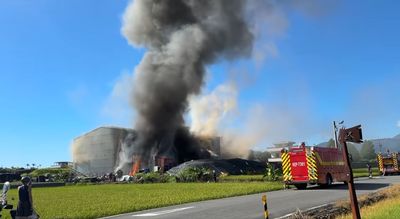 快訊／黑煙竄天畫面曝！宜蘭大型碾米工廠大火　勇消搶救中