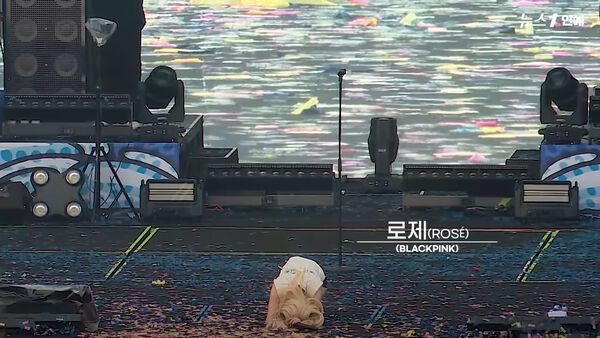 ▲ROS&Eacute;下跪行大禮，告白粉絲哽咽哭了」真心話惹淚崩。（圖／翻攝自news1）